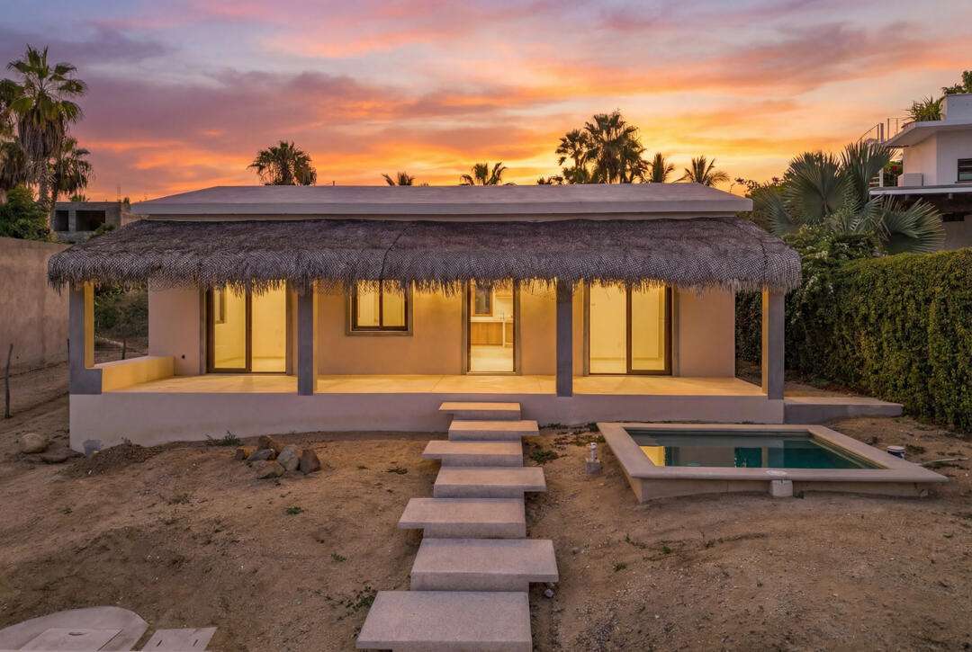 Todos Santos Las Tunas Casa Ana Luisa offers that rare chance to have a home in the middle of Las Tunas, with ocean for sale