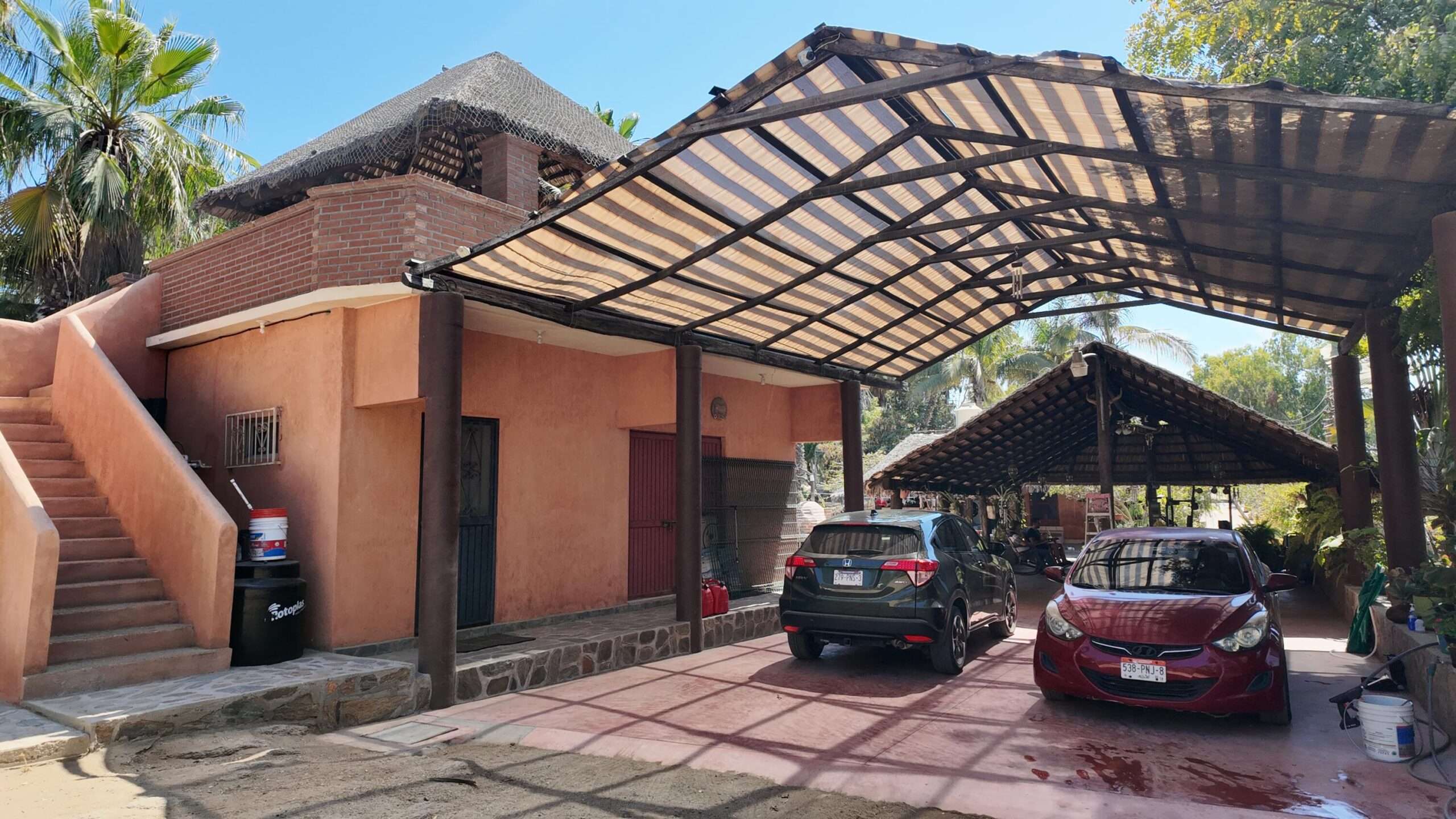 Todos Santos Centro-Todos Santos Esta hermosa casita, ubicada a solo unas calles del centro de Todos Santos, ofrece la combinación ideal de cercanía y privacidad.A pesar de ser una construcción compacta, la propiedad está excelentemente distribuida y cuenta con:- 3 habitaciones y 2 baños completos.- Una amplia palapa y una bodega funcional.- Acceso privado y terreno completamente cercado.- Terraza con una vista espectacular.- Patio con piso de piedra, área de asador y horno de ladrillo.Sin duda, es una gran oportunidad para quienes buscan comodidad y tranquilidad en una ubicación privilegiada. for sale