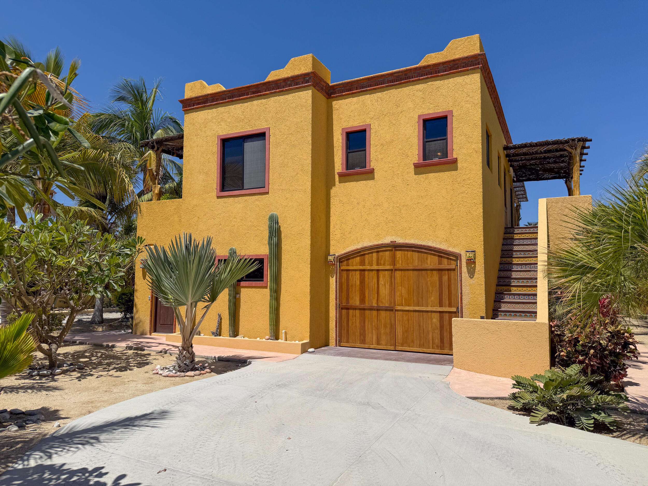 Todos Santos Las Tunas Do not miss the chance to live in one of the most exclusive locations in Las Tunas!This charming two-casita property sits on a 1850 sq meter(just under 1/2 acre) lot at the highest point of the Las Tunas neighborhood. Each casita features one bedroom and one bathroom both with full kitchen and A/C. The property offers:mature landscape with endemic trees and cacti , ocean for sale