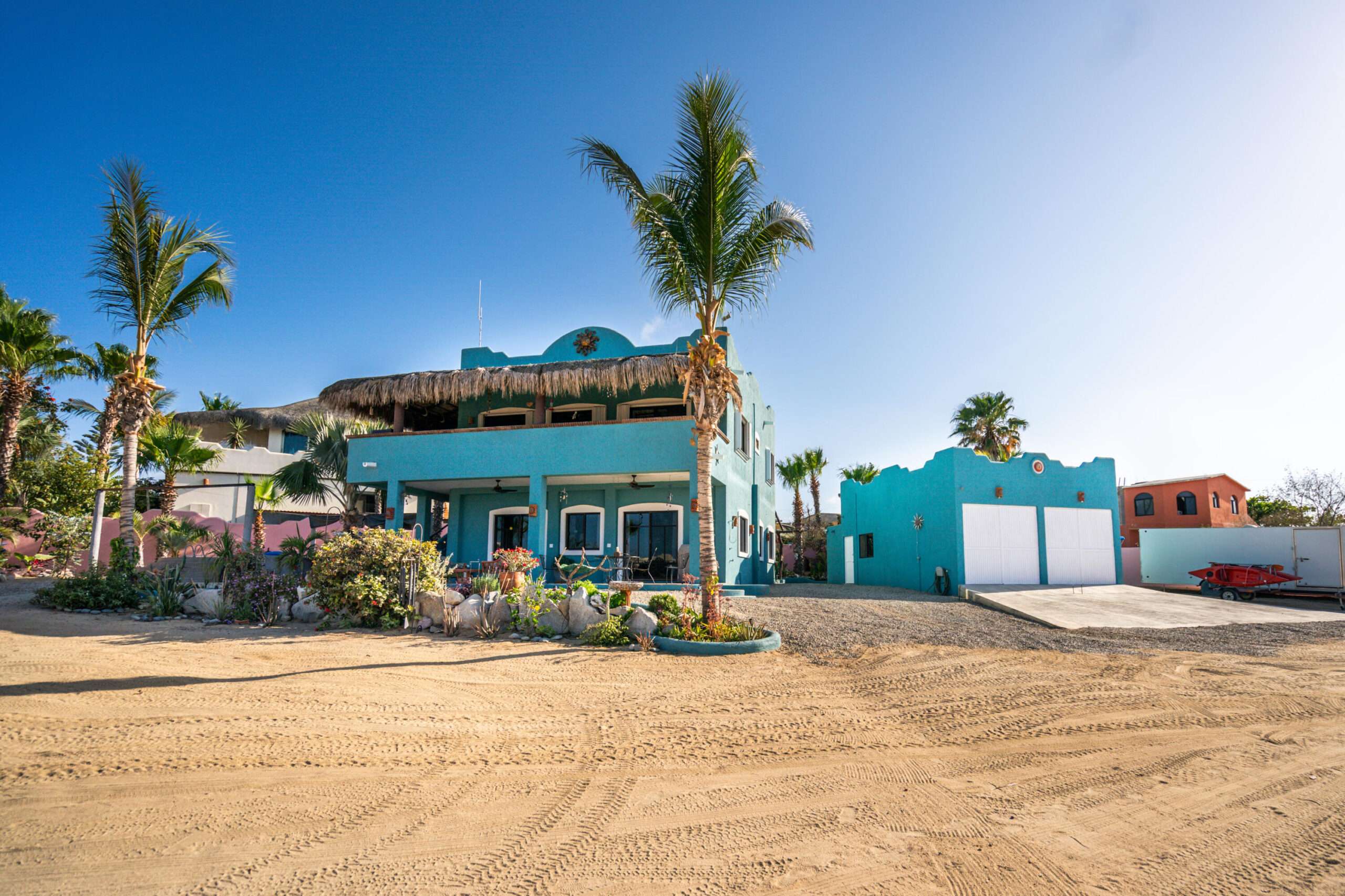 Todos Santos Las Tunas Do not miss the chance to live in one of the most exclusive locations in Las Tunas!This charming two-casita property sits on a 1850 sq meter(just under 1/2 acre) lot at the highest point of the Las Tunas neighborhood. Each casita features one bedroom and one bathroom both with full kitchen and A/C. The property offers:mature landscape with endemic trees and cacti , ocean for sale
