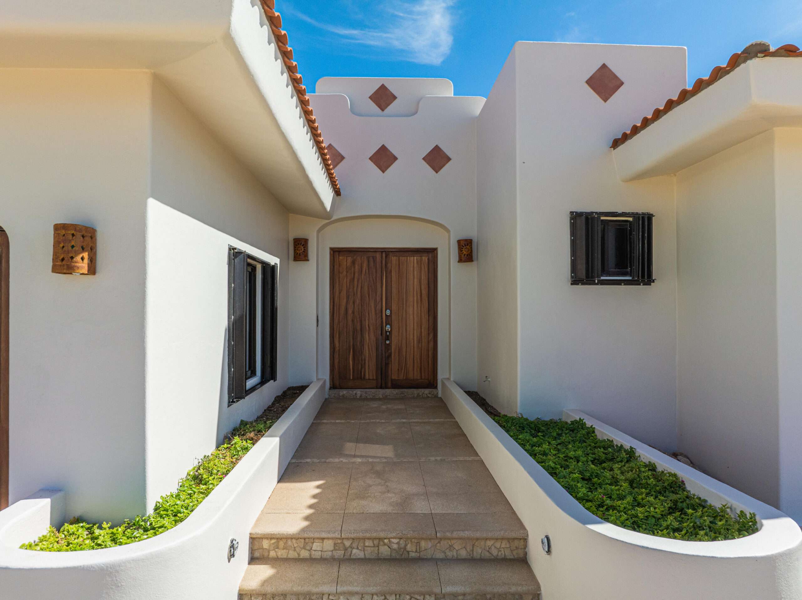 Todos Santos Las Tunas Do not miss the chance to live in one of the most exclusive locations in Las Tunas!This charming two-casita property sits on a 1850 sq meter(just under 1/2 acre) lot at the highest point of the Las Tunas neighborhood. Each casita features one bedroom and one bathroom both with full kitchen and A/C. The property offers:mature landscape with endemic trees and cacti , ocean for sale