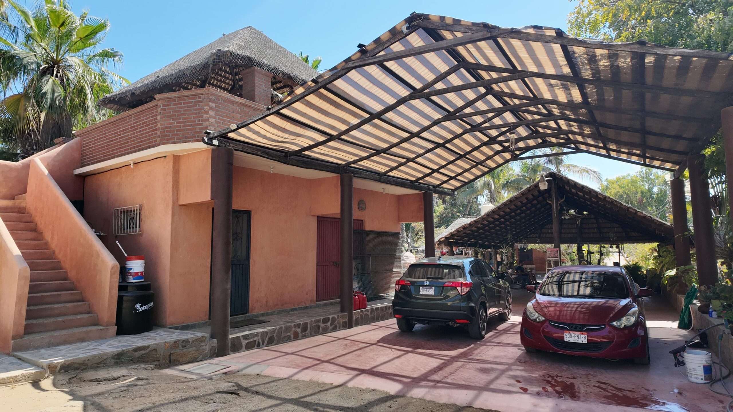 Todos Santos Centro-Todos Santos Esta hermosa casita, ubicada a solo unas calles del centro de Todos Santos, ofrece la combinación ideal de cercanía y privacidad.A pesar de ser una construcción compacta, la propiedad está excelentemente distribuida y cuenta con:- 3 habitaciones y 2 baños completos.- Una amplia palapa y una bodega funcional.- Acceso privado y terreno completamente cercado.- Terraza con una vista espectacular.- Patio con piso de piedra, área de asador y horno de ladrillo.Sin duda, es una gran oportunidad para quienes buscan comodidad y tranquilidad en una ubicación privilegiada. for sale