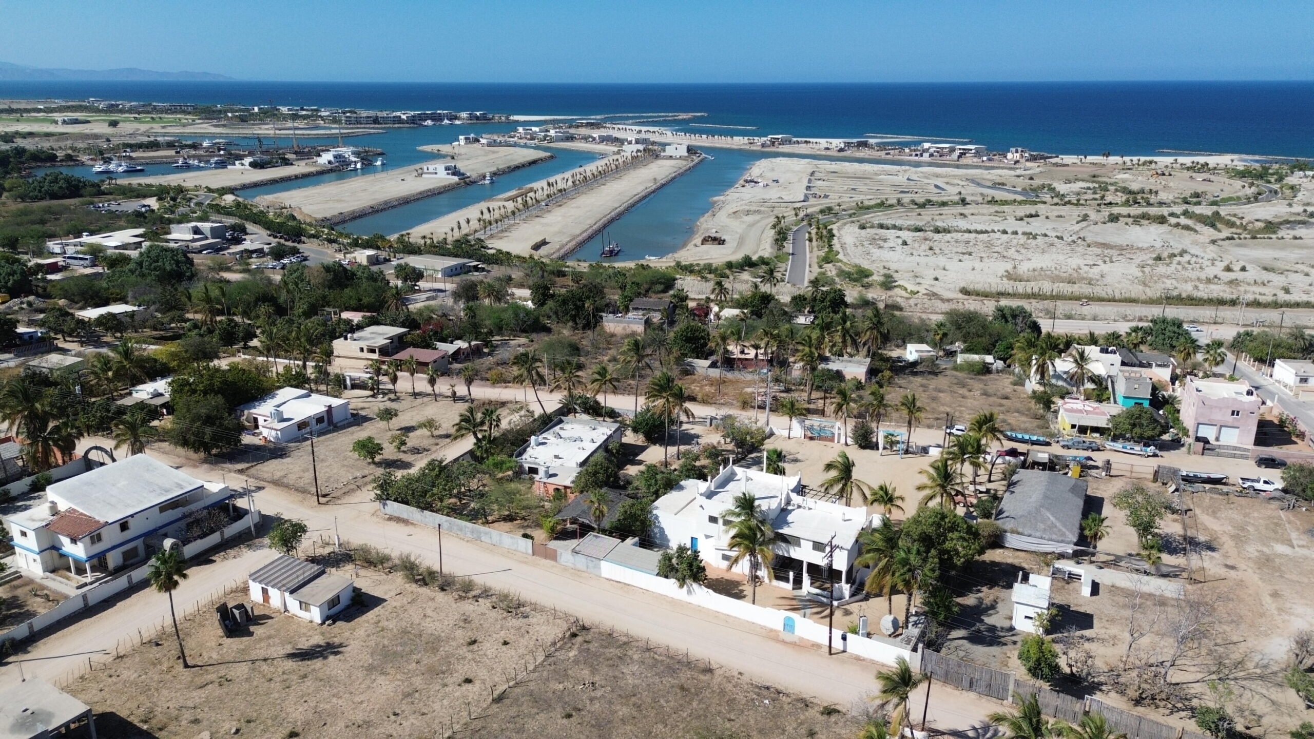 Todos Santos Ahorcadita Casa Horizonte is a brand new income generating property under construction in La Horcadita, Todos Santos. Set on a privileged 1,000 m² corner lot at the highest point of the hill, it offers dual street access and beautiful open for sale