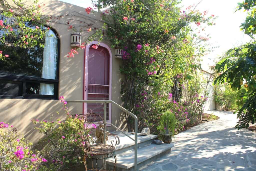 Todos Santos Las Tunas Do not miss the chance to live in one of the most exclusive locations in Las Tunas!This charming two-casita property sits on a 1850 sq meter(just under 1/2 acre) lot at the highest point of the Las Tunas neighborhood. Each casita features one bedroom and one bathroom both with full kitchen and A/C. The property offers:mature landscape with endemic trees and cacti , ocean – Camino al Cielo, Pacific, BS