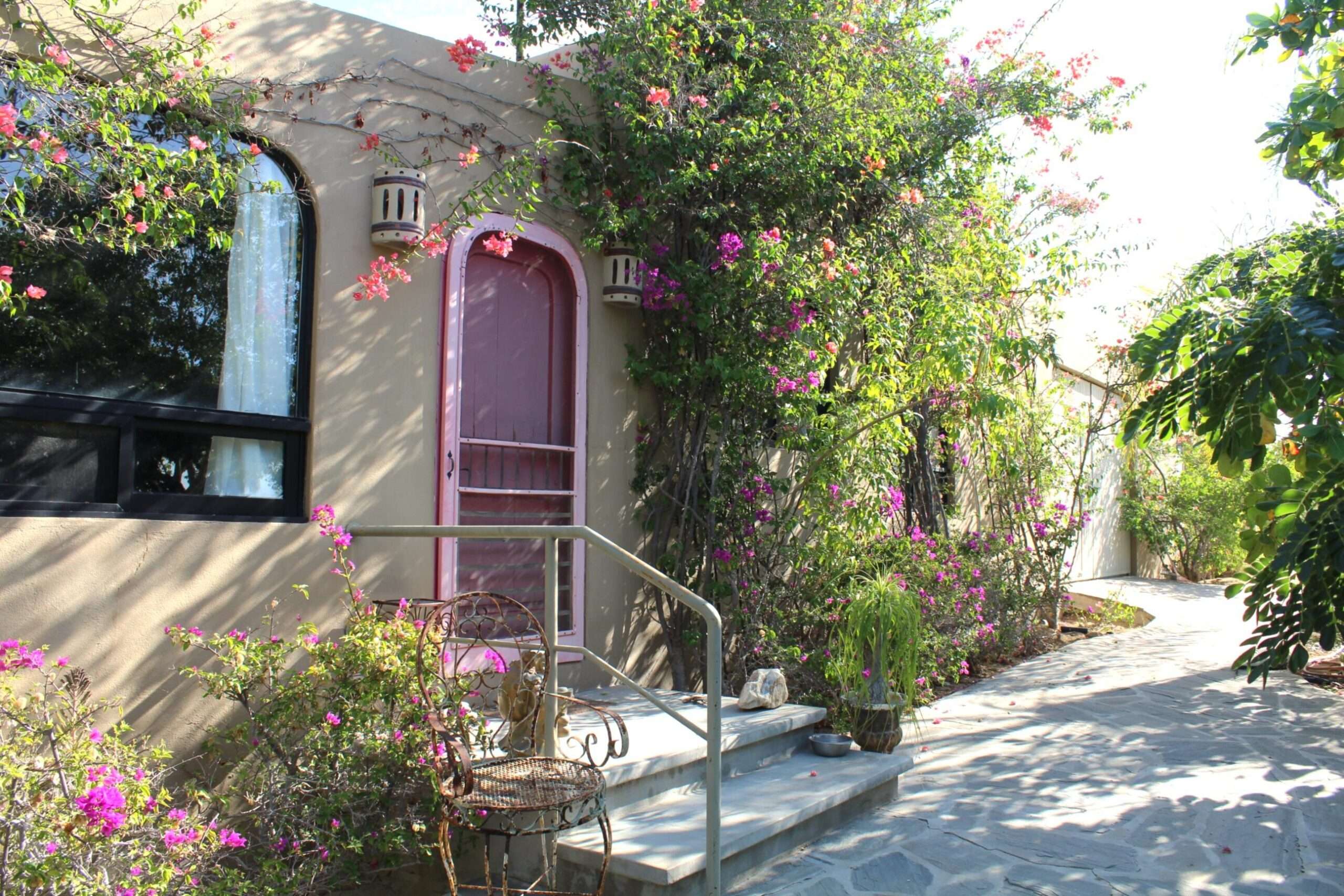 Todos Santos Las Tunas Do not miss the chance to live in one of the most exclusive locations in Las Tunas!This charming two-casita property sits on a 1850 sq meter(just under 1/2 acre) lot at the highest point of the Las Tunas neighborhood. Each casita features one bedroom and one bathroom both with full kitchen and A/C. The property offers:mature landscape with endemic trees and cacti , ocean for sale