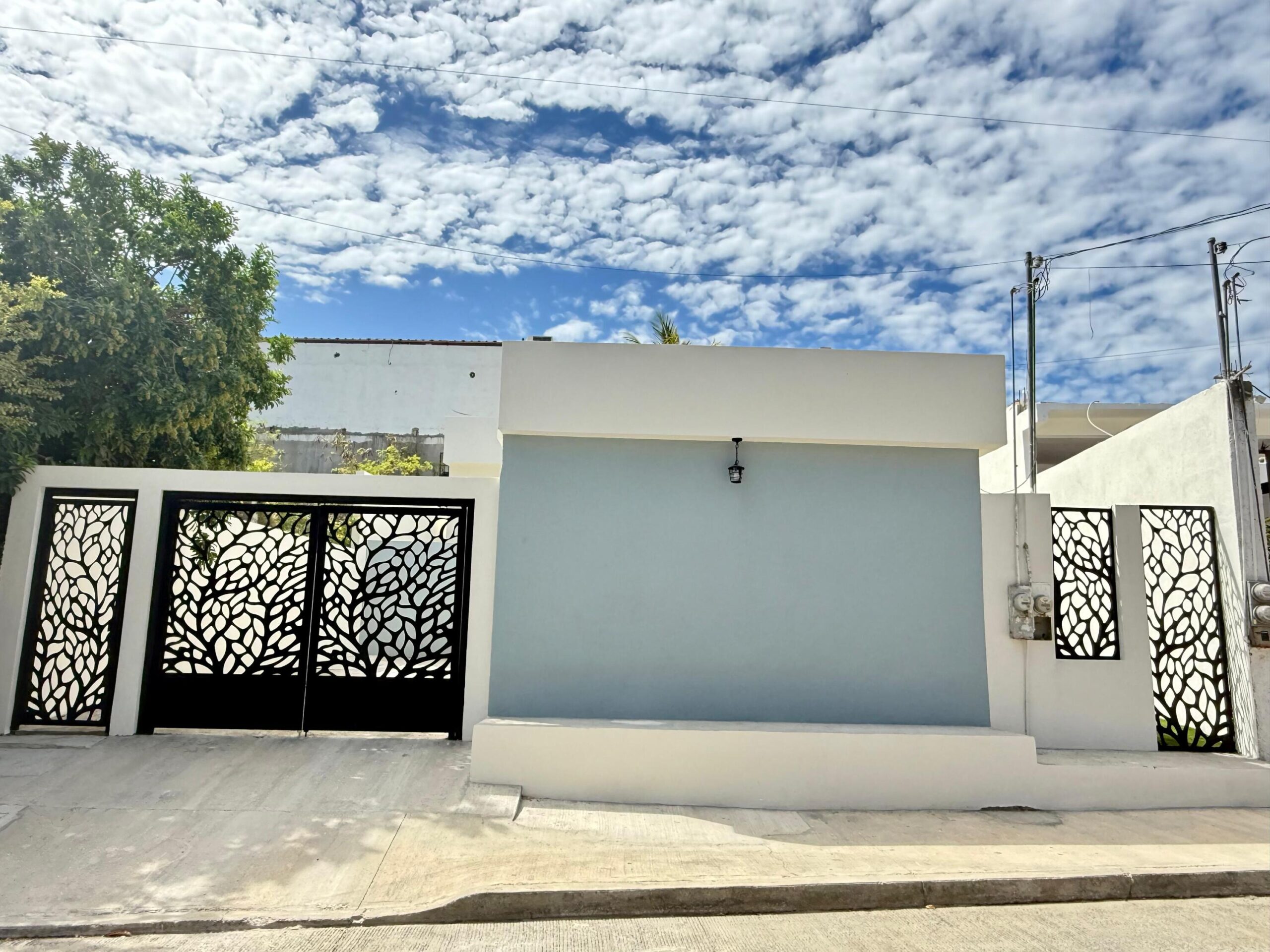 Todos Santos Ahorcadita Casa Horizonte is a brand new income generating property under construction in La Horcadita, Todos Santos. Set on a privileged 1,000 m² corner lot at the highest point of the hill, it offers dual street access and beautiful open for sale