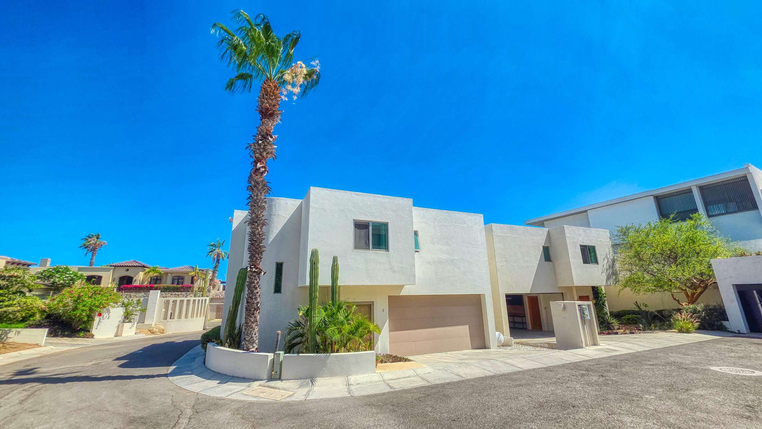 Todos Santos Pescadero This 1 Bedroom/3 Bathroom beachfront home set on the stunning beach in the El Gavilan area of Pescadero features breathtaking for sale