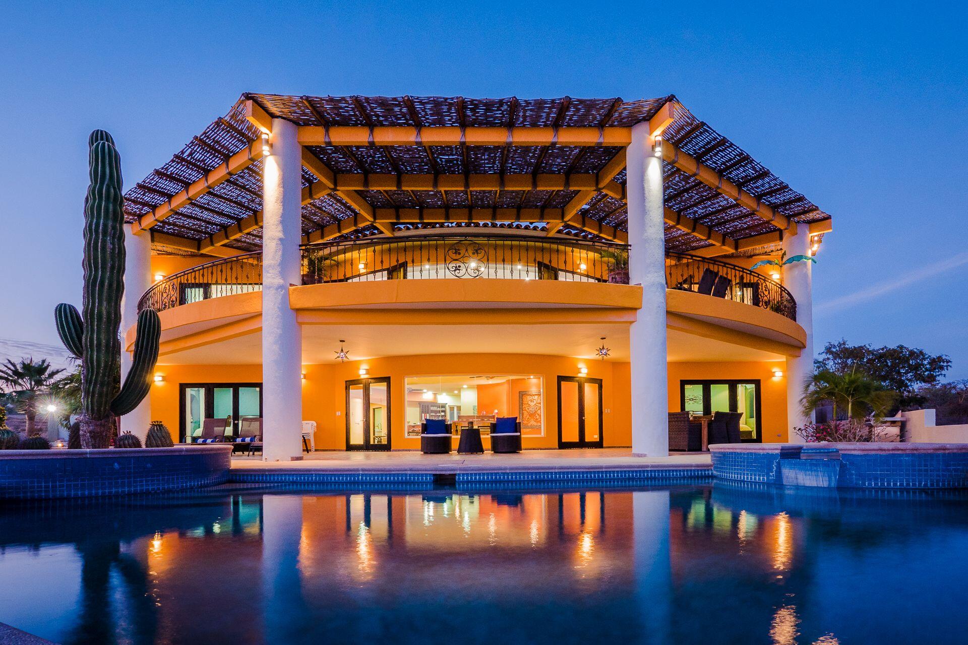 Todos Santos Ahorcadita Casa Horizonte is a brand new income generating property under construction in La Horcadita, Todos Santos. Set on a privileged 1,000 m² corner lot at the highest point of the hill, it offers dual street access and beautiful open for sale