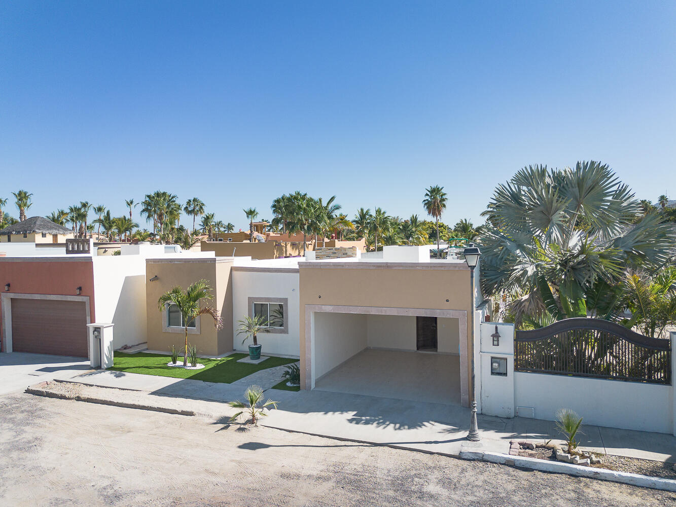 Todos Santos Ahorcadita Casa Horizonte is a brand new income generating property under construction in La Horcadita, Todos Santos. Set on a privileged 1,000 m² corner lot at the highest point of the hill, it offers dual street access and beautiful open for sale