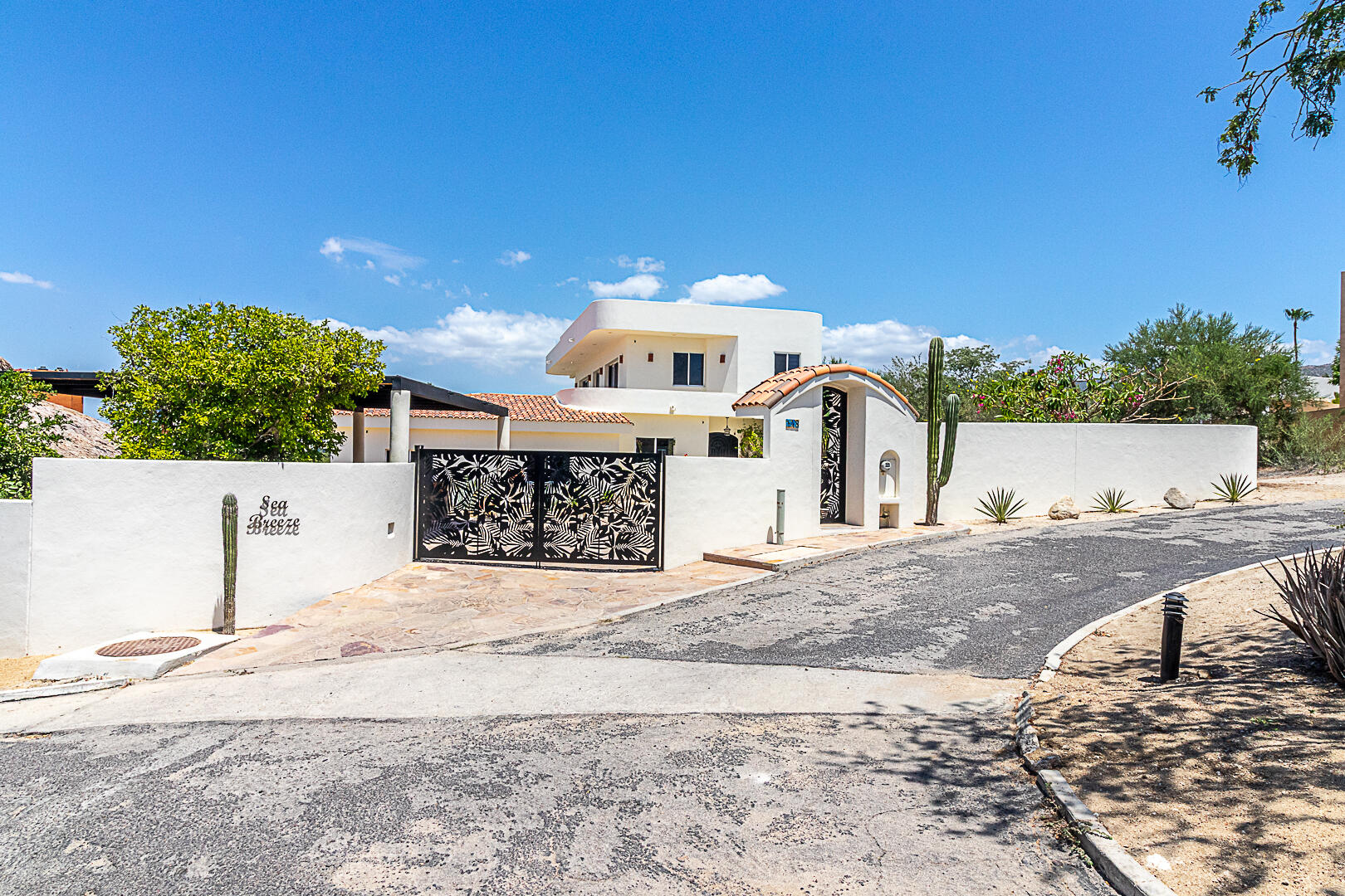 Todos Santos Ahorcadita Casa Horizonte is a brand new income generating property under construction in La Horcadita, Todos Santos. Set on a privileged 1,000 m² corner lot at the highest point of the hill, it offers dual street access and beautiful open for sale