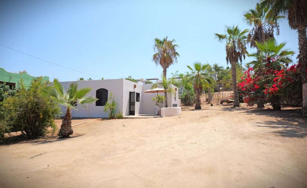 Todos Santos Pueblo Pescadero Discover the charm of Baja living at Casa Martin, a well-maintained ranch-style home on the edge of El Pescadero. With paved-road access and In the neighborhood of Barrio Las Palmitas, the property offers both convenience and privacy in one of the area's most desirable coastal communities.The home includes 2 spacious bedrooms, 1 full bathroom, a utility/laundry room, and two mini-split air conditioning systems for – S/N CARRETERA TRANSPENINSULAR, Pacific, BS