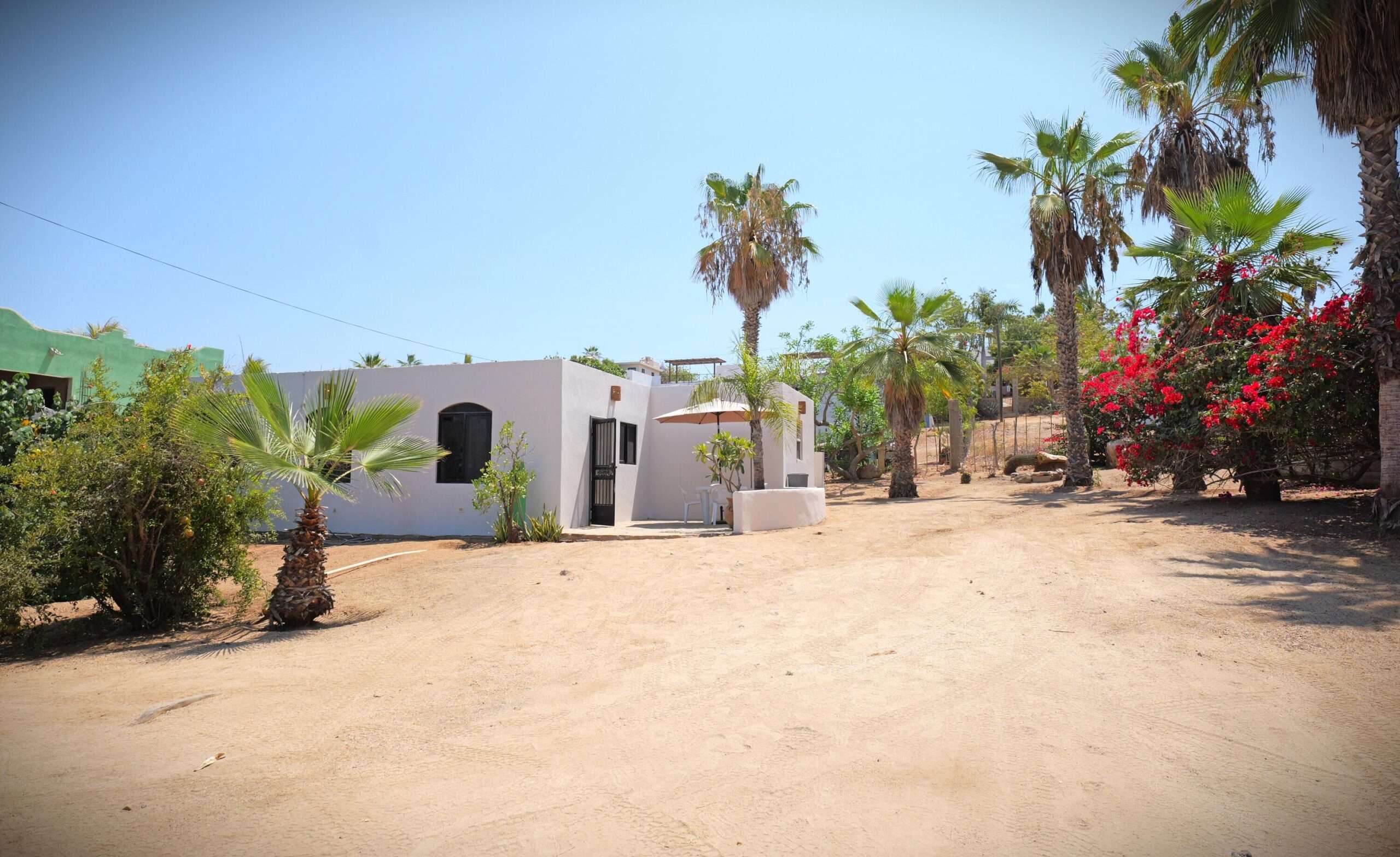 Todos Santos Pueblo Pescadero Discover the charm of Baja living at Casa Martin, a well-maintained ranch-style home on the edge of El Pescadero. With paved-road access and In the neighborhood of Barrio Las Palmitas, the property offers both convenience and privacy in one of the area's most desirable coastal communities.The home includes 2 spacious bedrooms, 1 full bathroom, a utility/laundry room, and two mini-split air conditioning systems for – S/N CARRETERA TRANSPENINSULAR, Pacific, BS