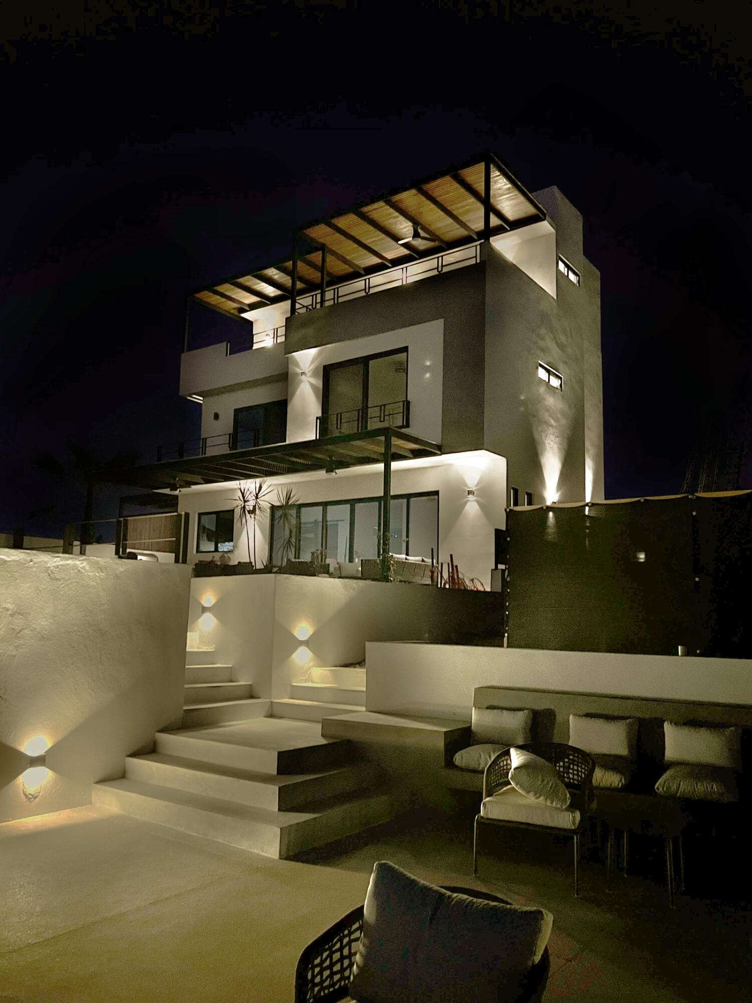Todos Santos El Posito Fully furnished modern villa in Villas Mar del Sol 1, an exclusive boutique community of only four residences in El Posito, near Las Tunas Downtown. 3 bedrooms and 4 baths designed for effortless coastal living, filled with natural light and open flow. Stunning Pacific Ocean and mountain for sale