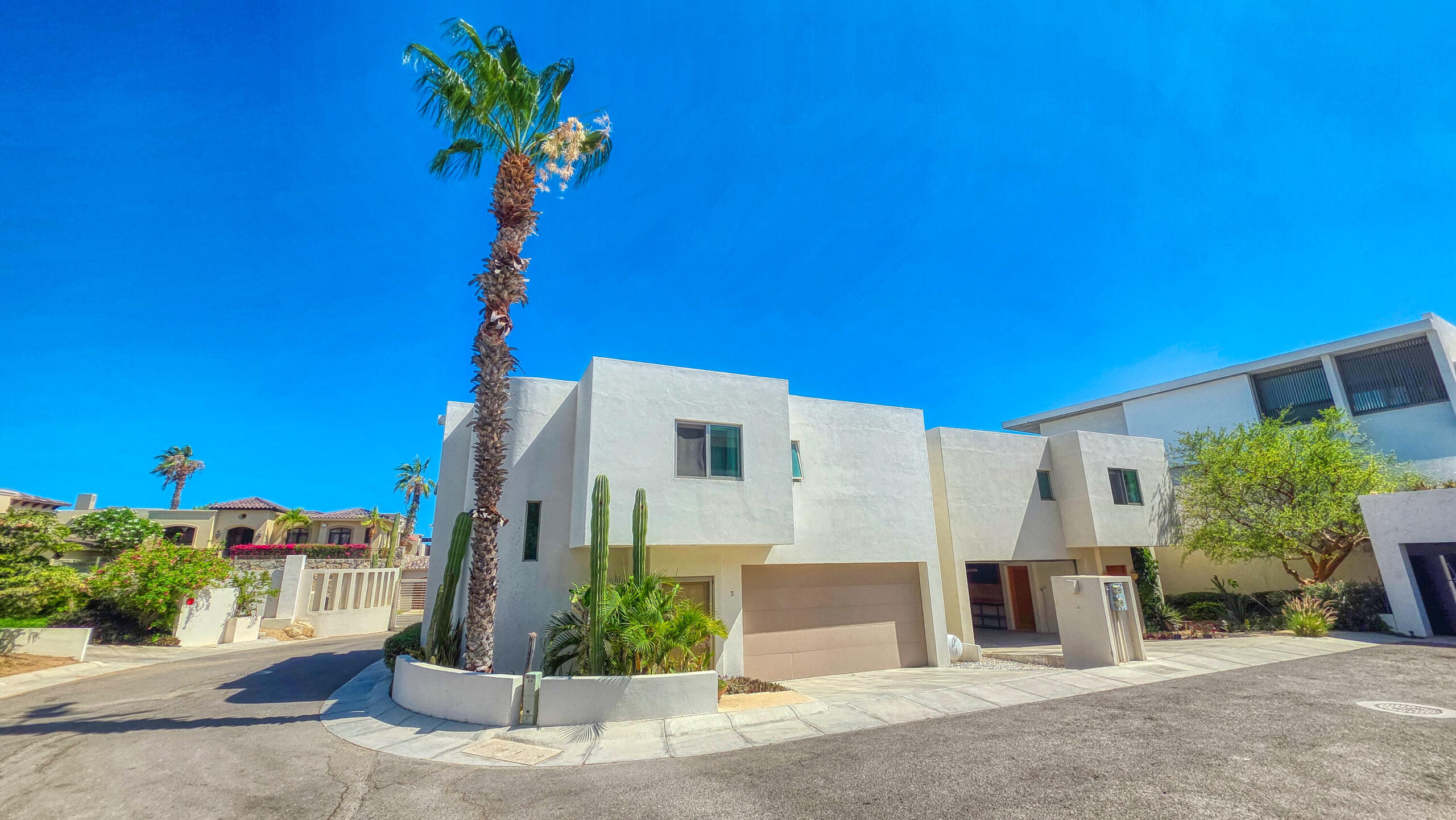 Todos Santos Ahorcadita Casa Horizonte is a brand new income generating property under construction in La Horcadita, Todos Santos. Set on a privileged 1,000 m² corner lot at the highest point of the hill, it offers dual street access and beautiful open for sale